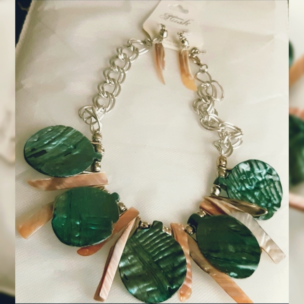 Stunning Shell necklace+ earring set. - Picture 2 of 7